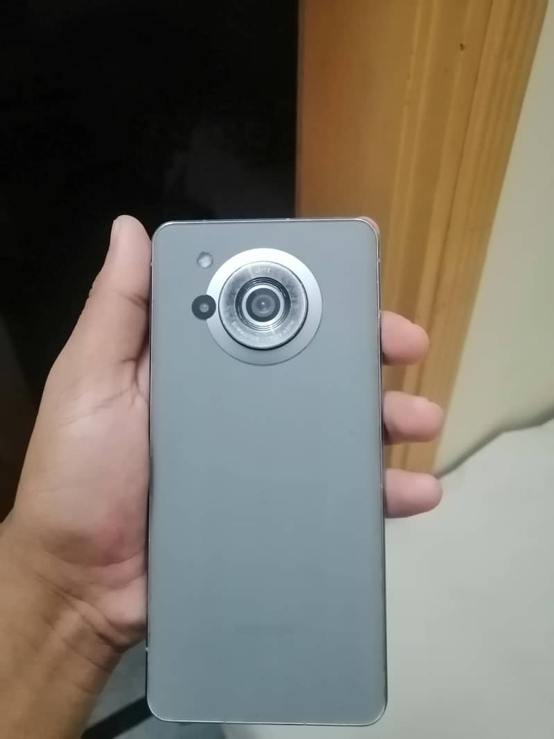 Sharp Aquos R7 1