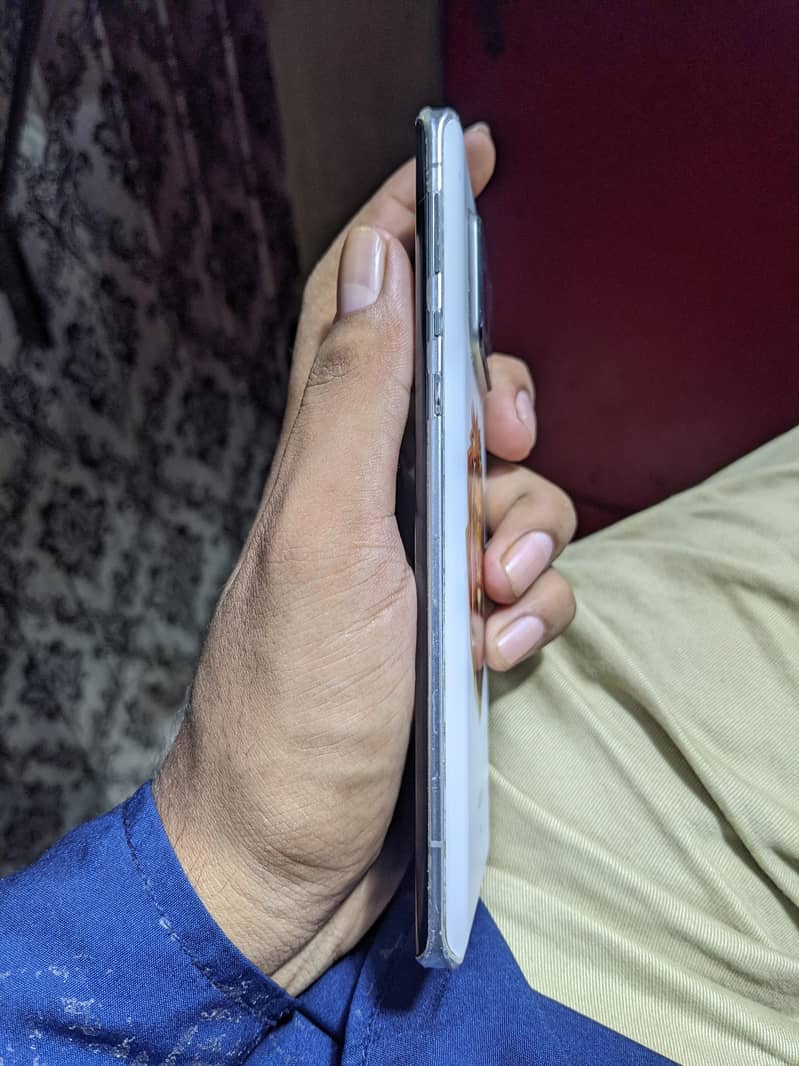 Sharp Aquos R6 3