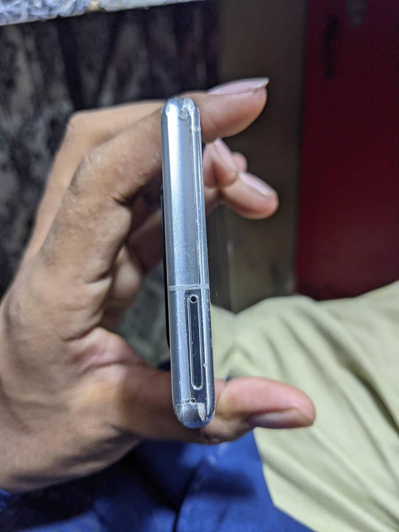 Sharp Aquos R6 4