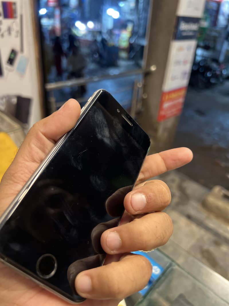 Apple iPhone 16 2