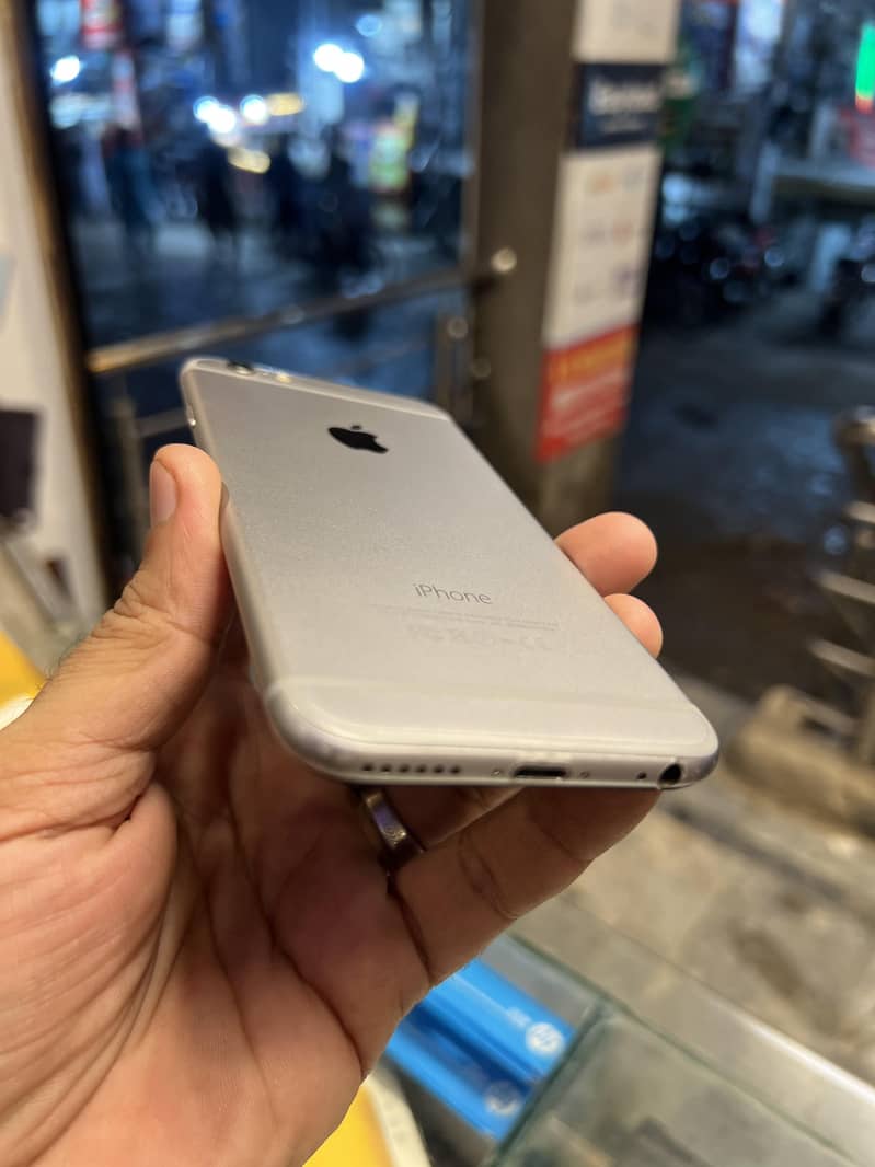 Apple iPhone 16 3