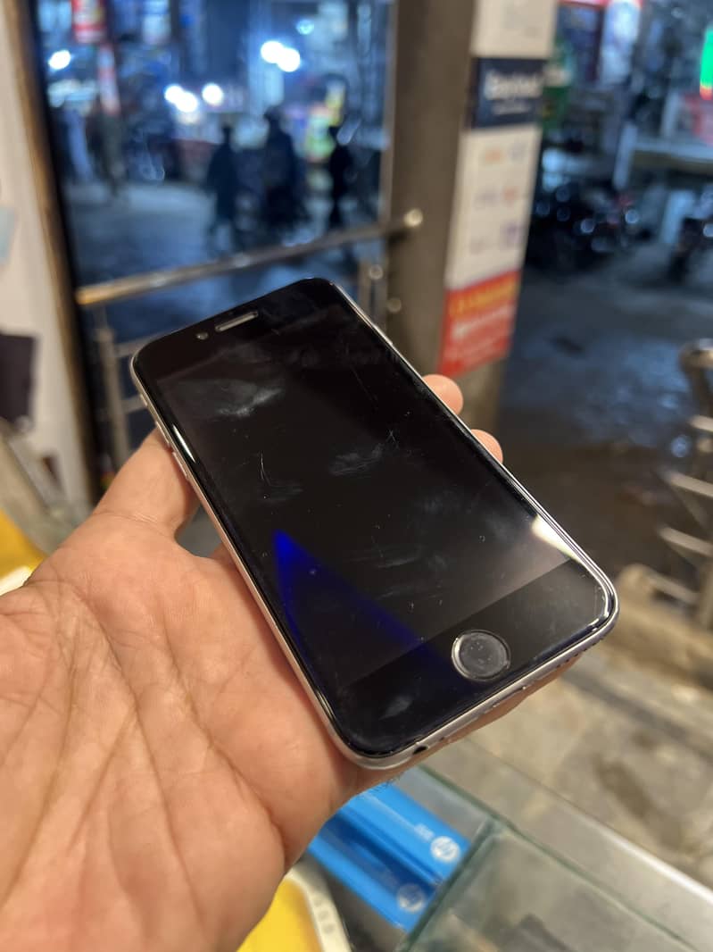 Apple iPhone 16 4