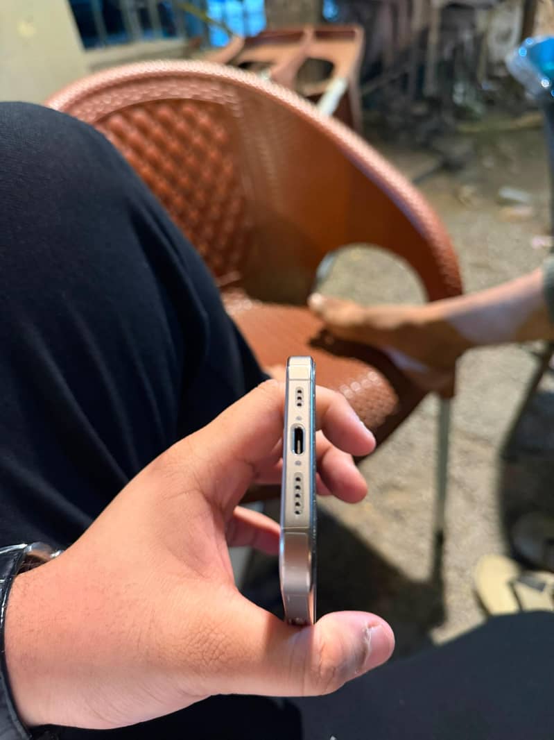Apple iPhone 16 Pro 1