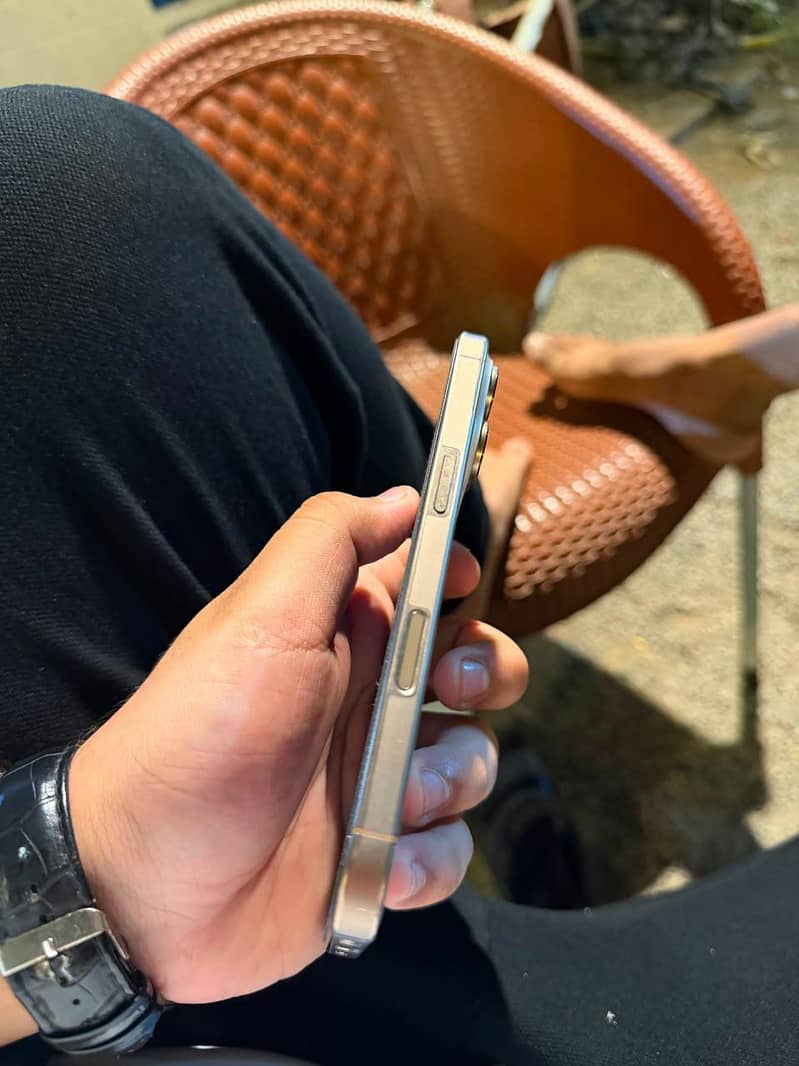 Apple iPhone 16 Pro 2