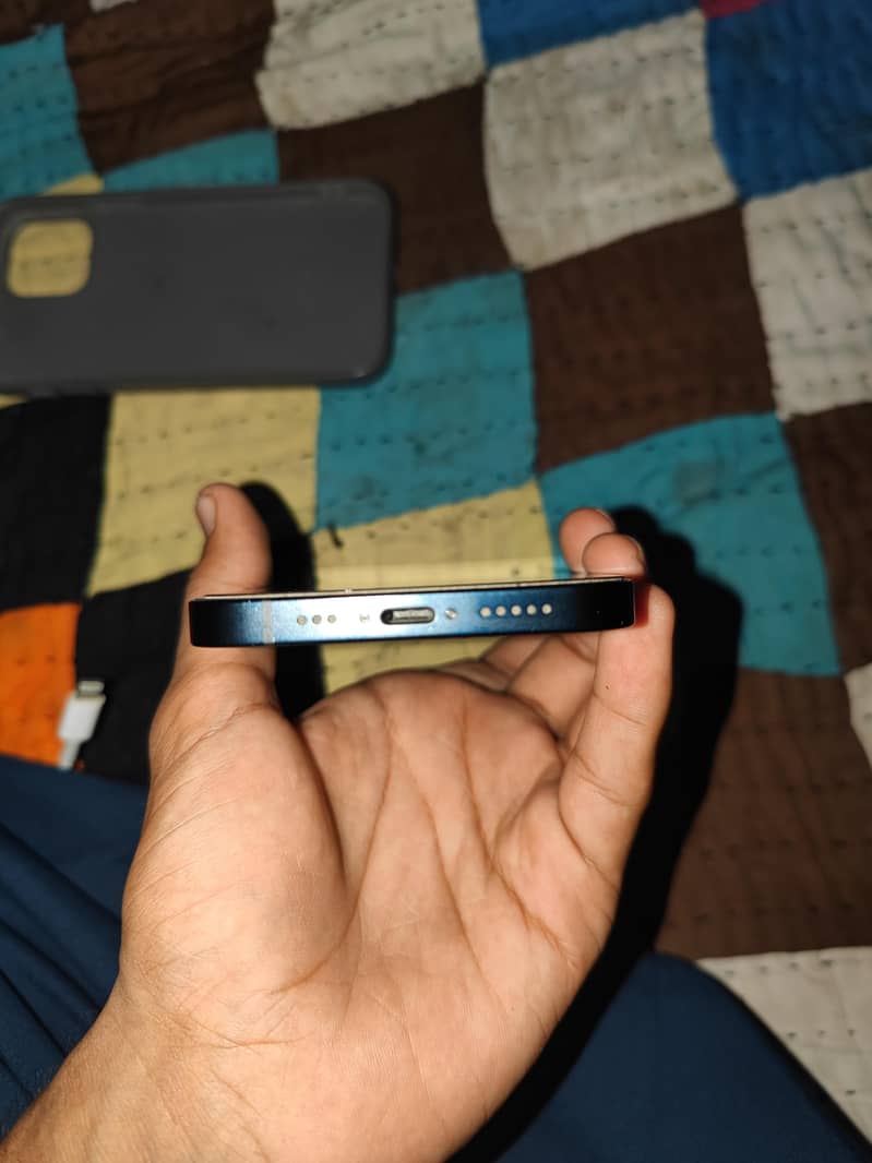 Apple iPhone 12 4