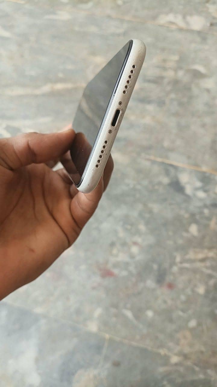 Apple iPhone 11 0