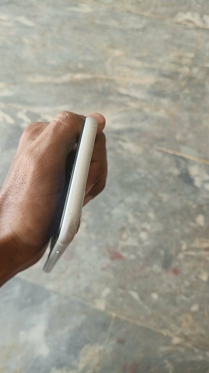 Apple iPhone 11 4