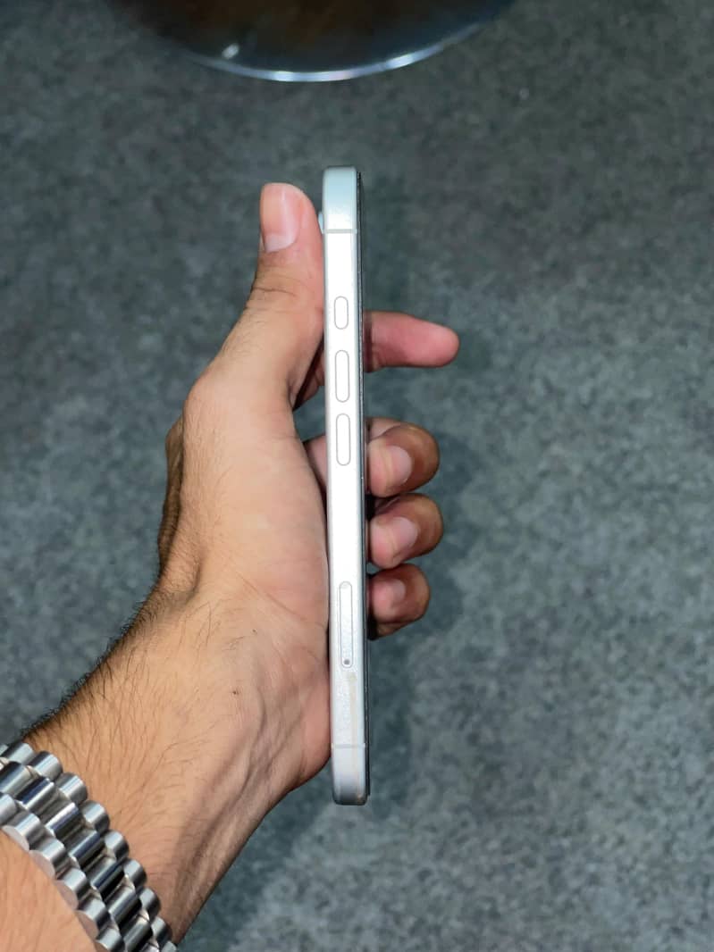 Apple iPhone 16 3