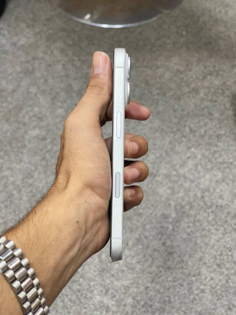 Apple iPhone 16 4