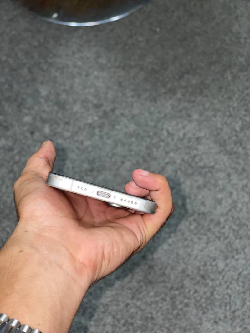 Apple iPhone 16 5