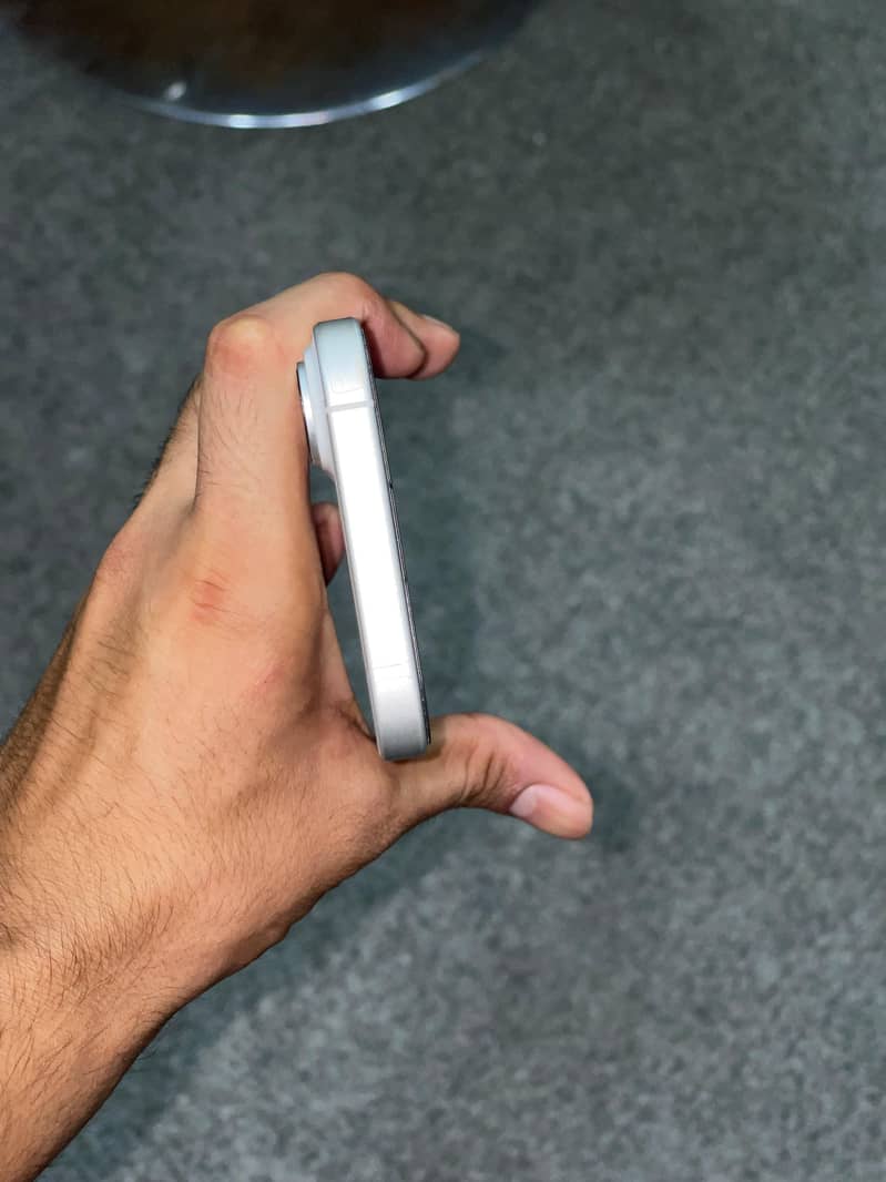 Apple iPhone 16 6