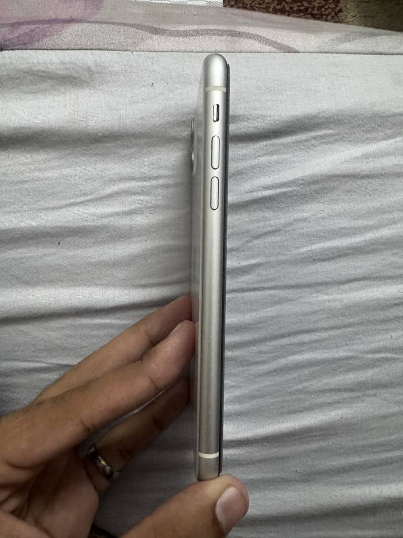 Apple iPhone 11 4