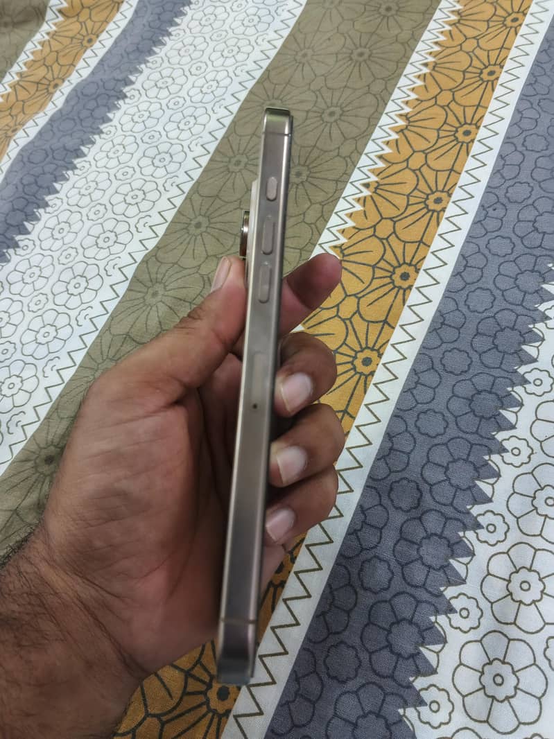 Apple iPhone 16 Pro Max 1