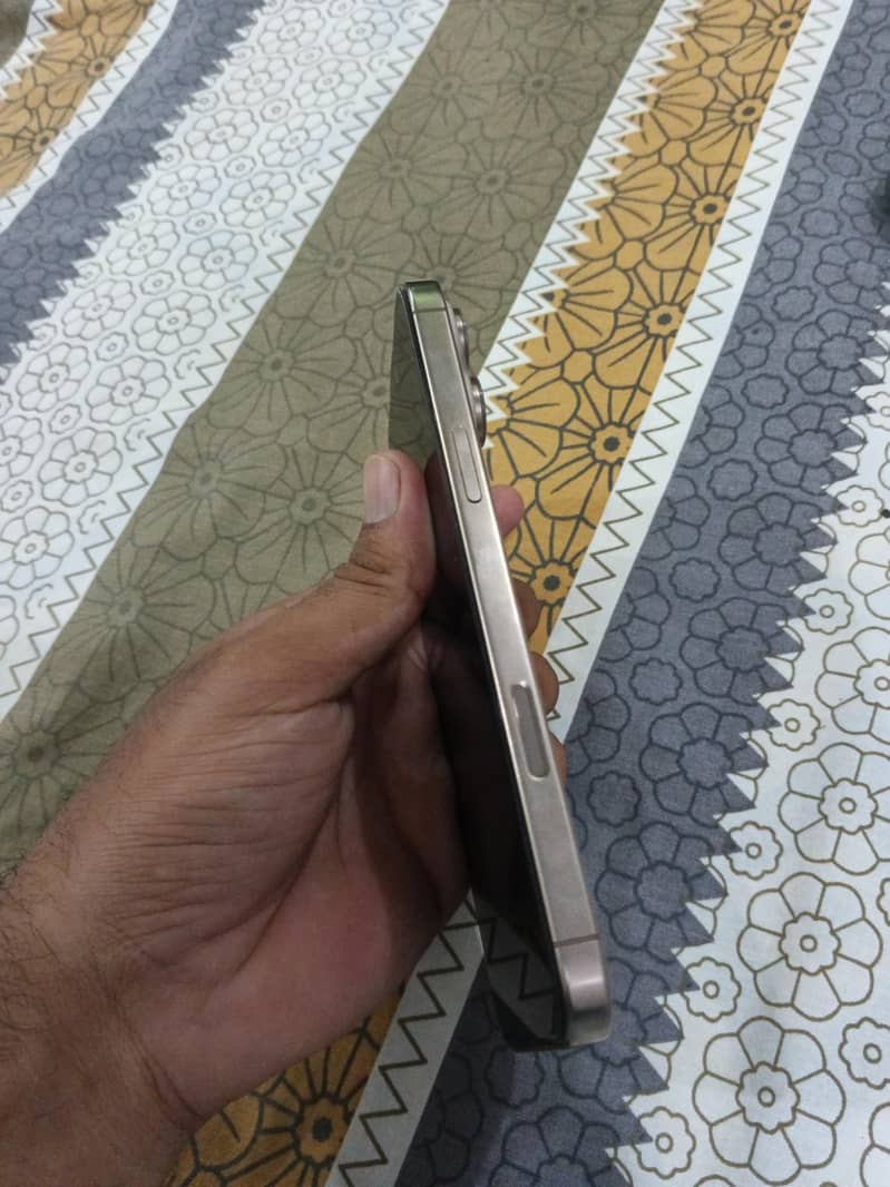Apple iPhone 16 Pro Max 2