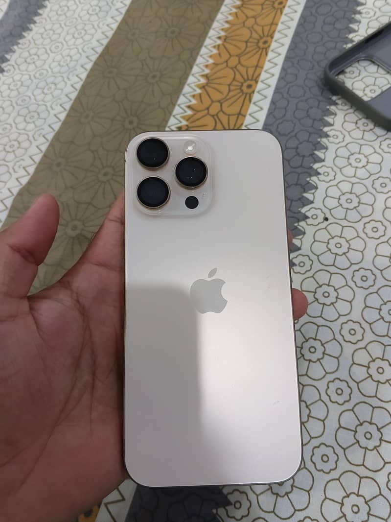 Apple iPhone 16 Pro Max 4