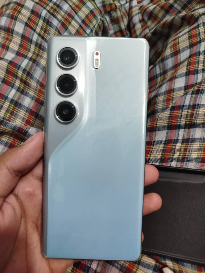 Tecno CAMON 40 Pro 1