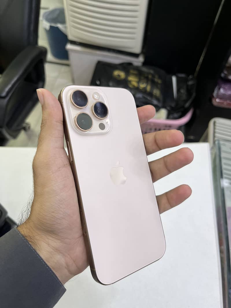 Apple iPhone 16 Pro Max 0