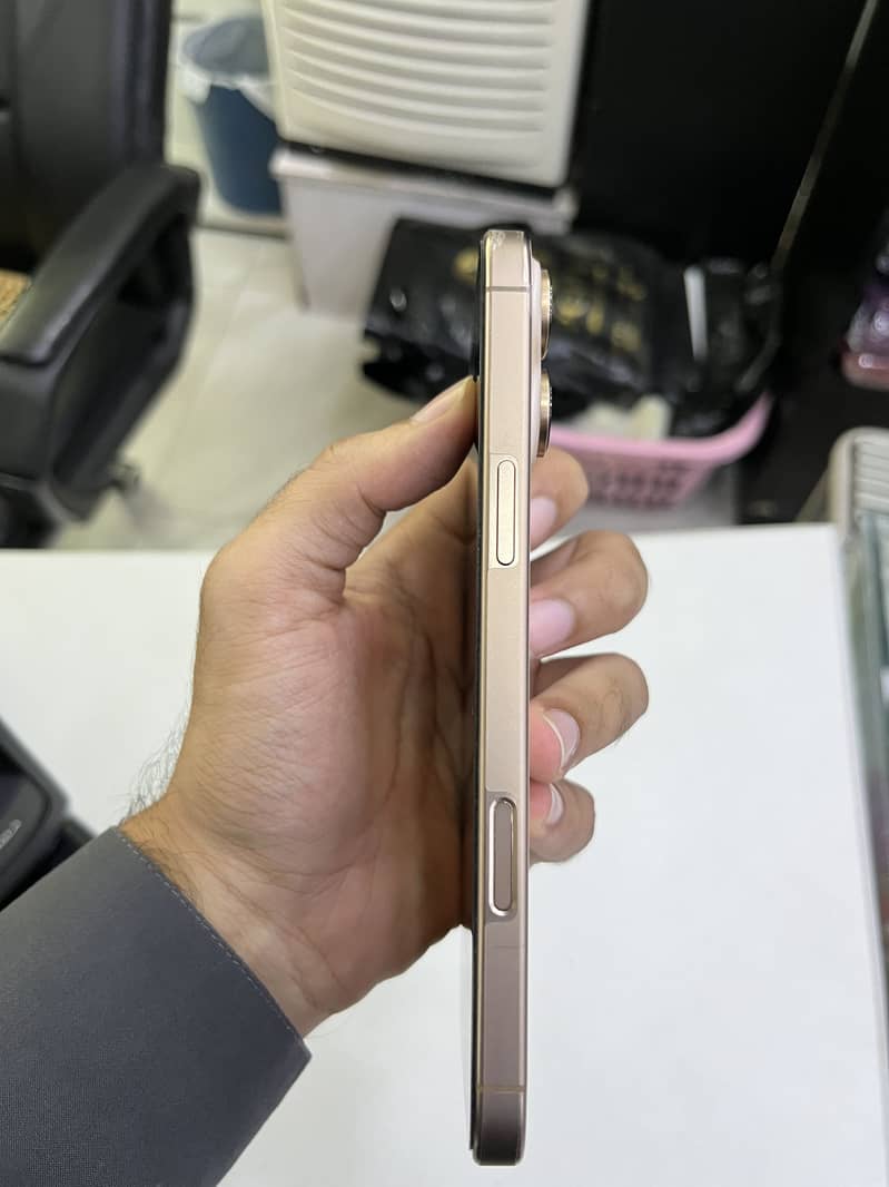 Apple iPhone 16 Pro Max 3