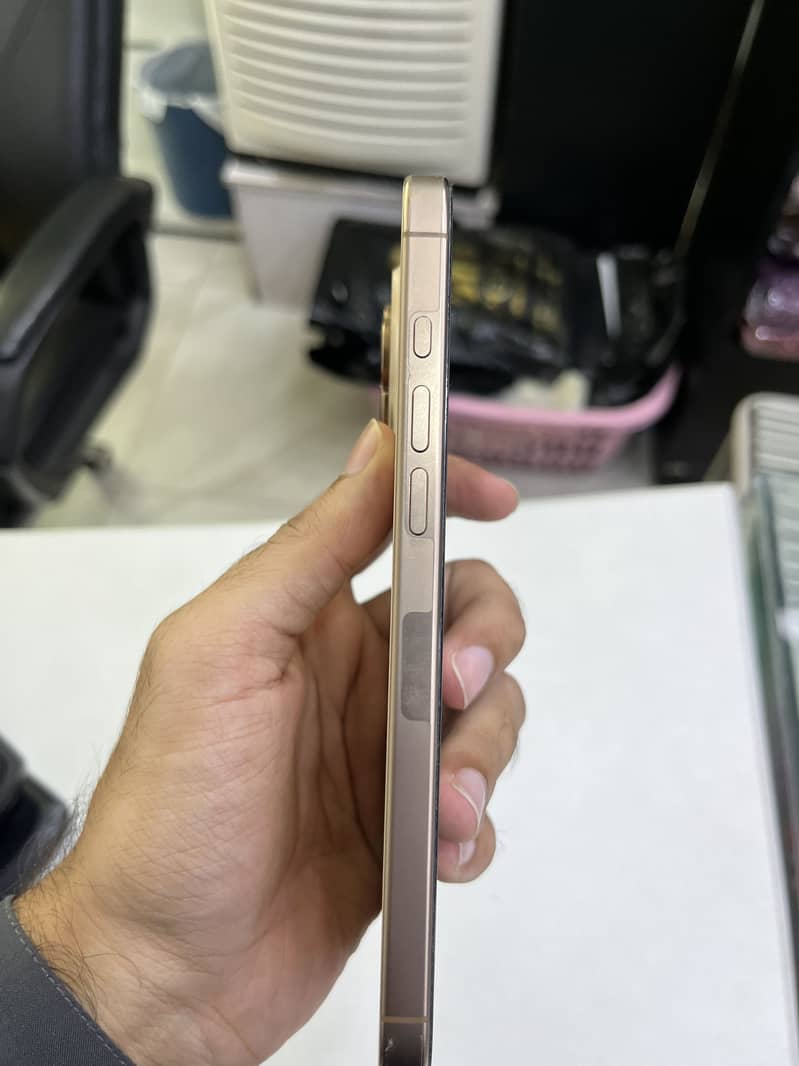 Apple iPhone 16 Pro Max 4