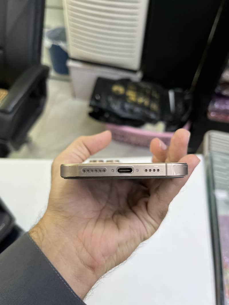 Apple iPhone 16 Pro Max 5