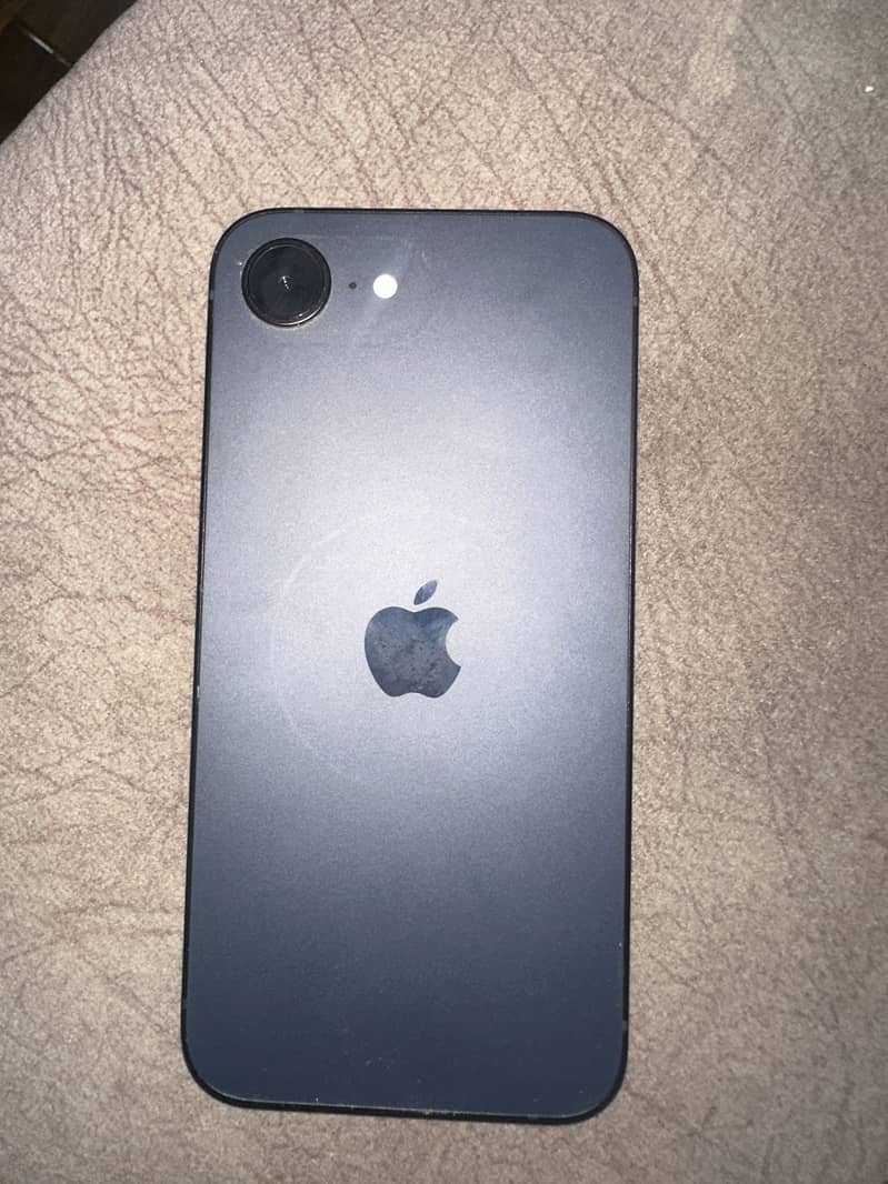 Apple iPhone 16e 1