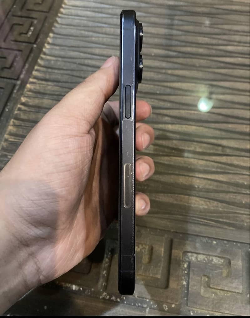 Apple iPhone 15 Pro Max 4