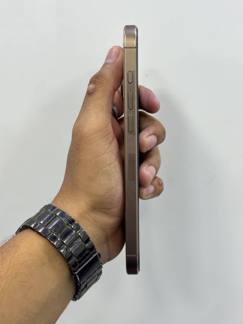 Apple iPhone 16 Pro Max 3