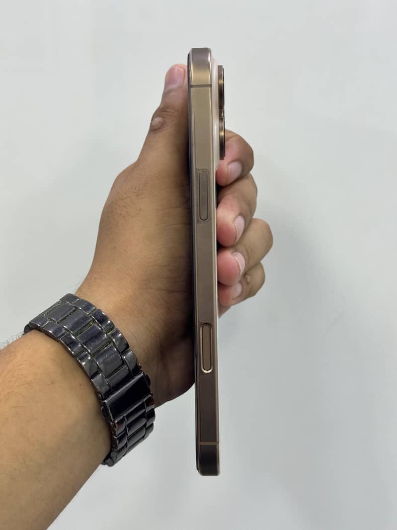 Apple iPhone 16 Pro Max 4