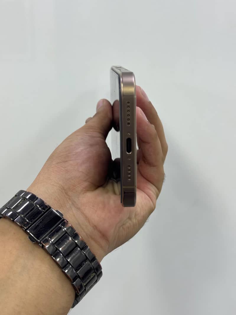 Apple iPhone 16 Pro Max 5