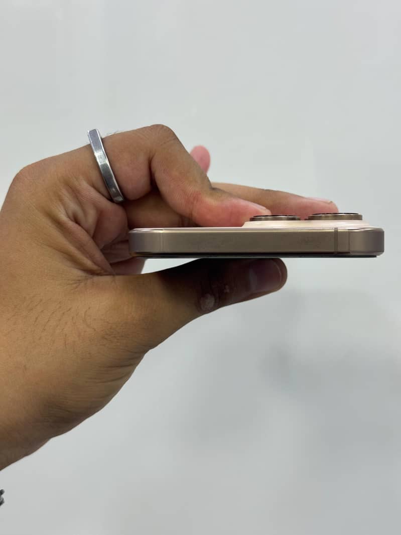 Apple iPhone 16 Pro Max 6