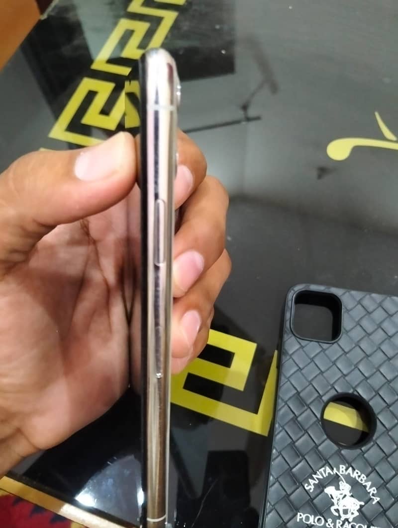 Apple iPhone 11 Pro Max 1