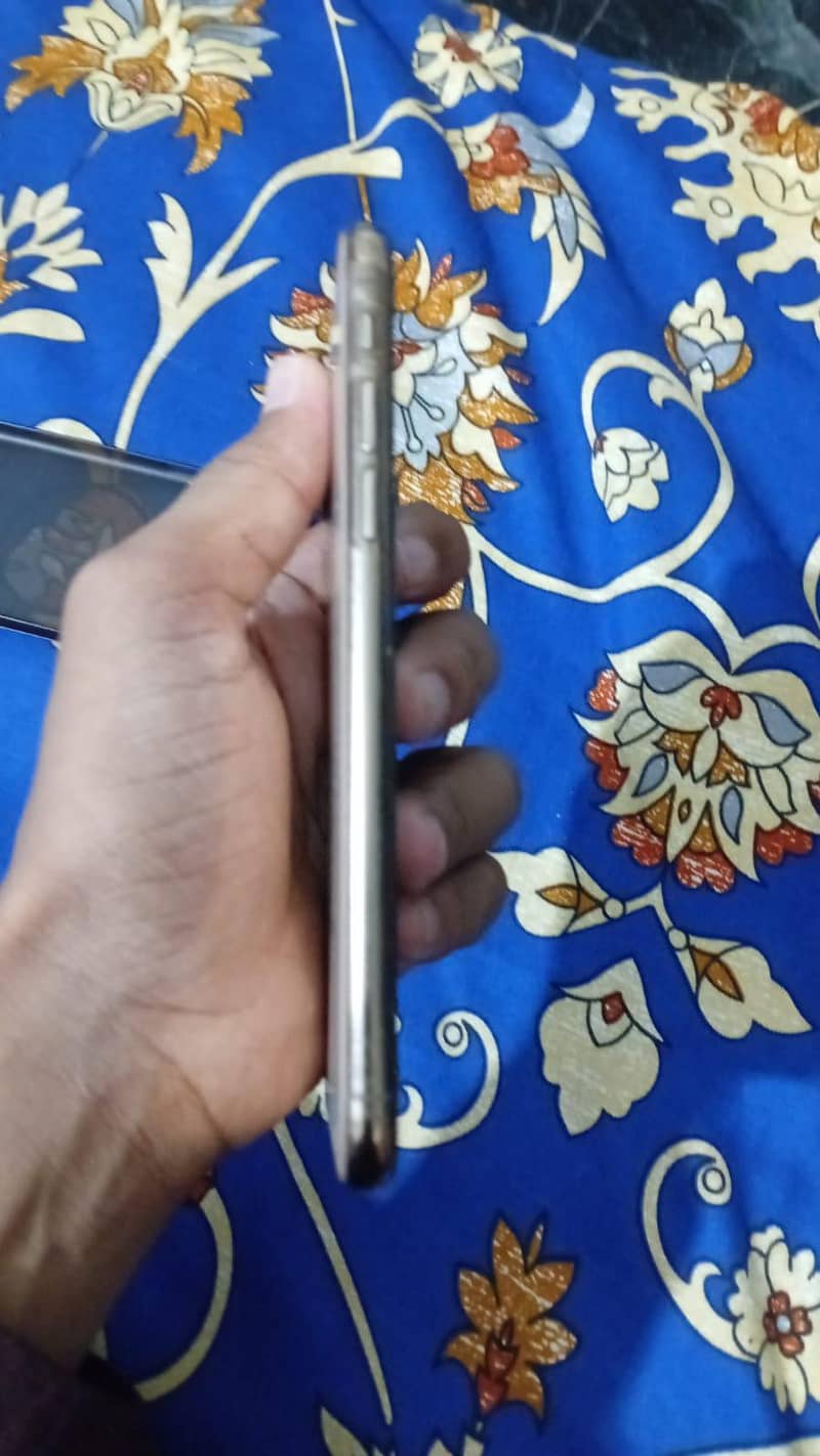 Apple iPhone XS 3