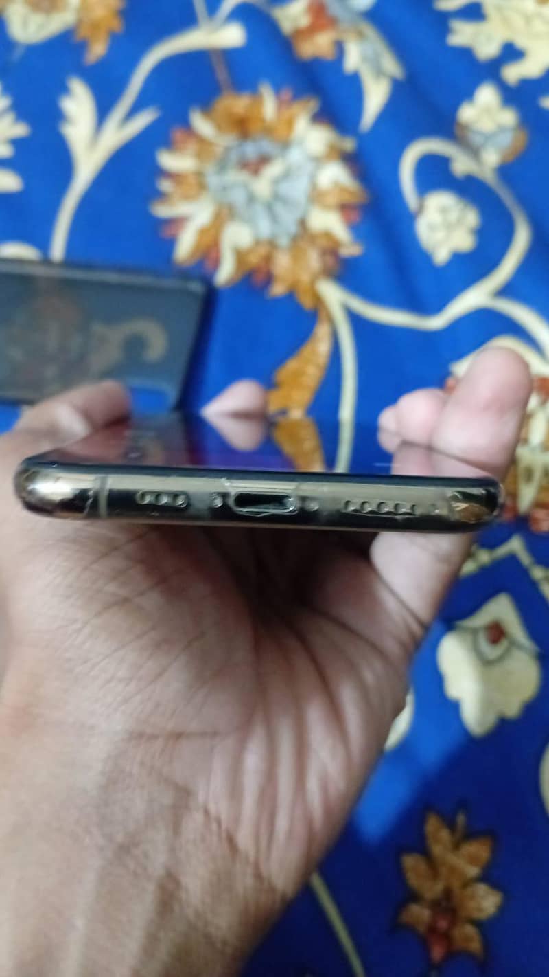 Apple iPhone XS 4