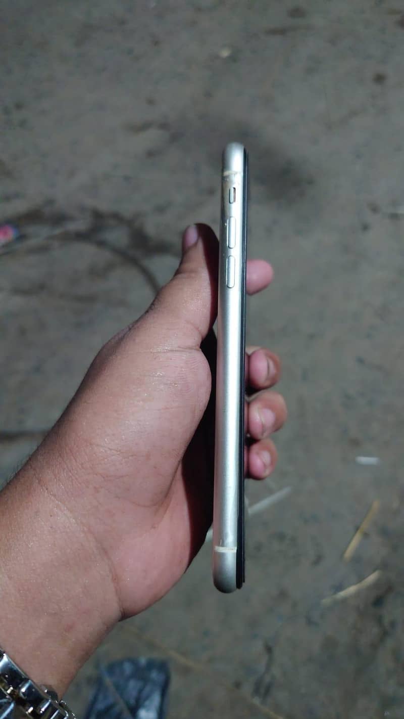 Apple iPhone 11 4