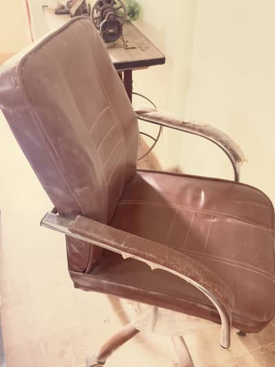 Revolving Office Chair / Desk Chair Halki Wear & Tear, Excellent Base