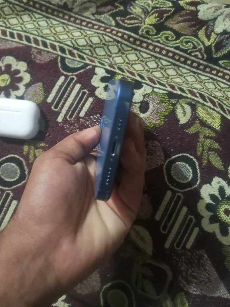 Apple iPhone 13 4