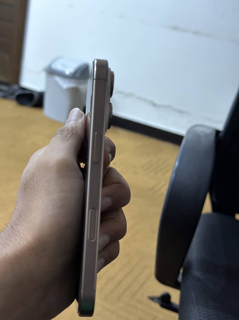 Apple iPhone 16 Pro 1