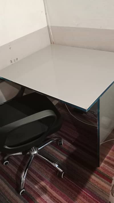Portable to wall Table