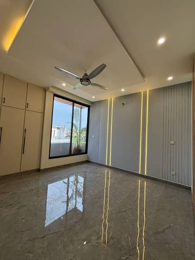 Luxury GROUND PORTION Available 1 Kanal Beautiful Gas Available