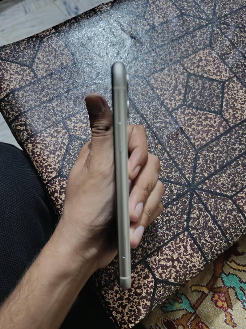 Apple iPhone 11 4
