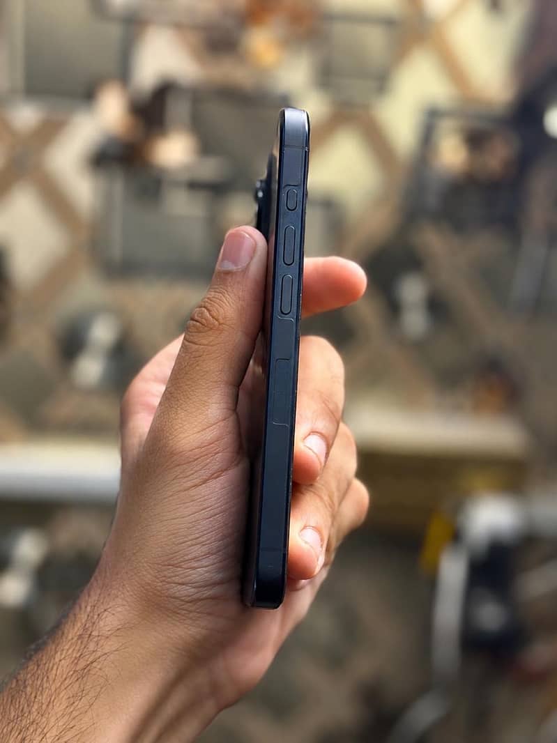 Apple iPhone 15 Pro 4