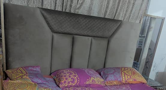 Stylish Luxury Bed Set – Excellent Condition Description: