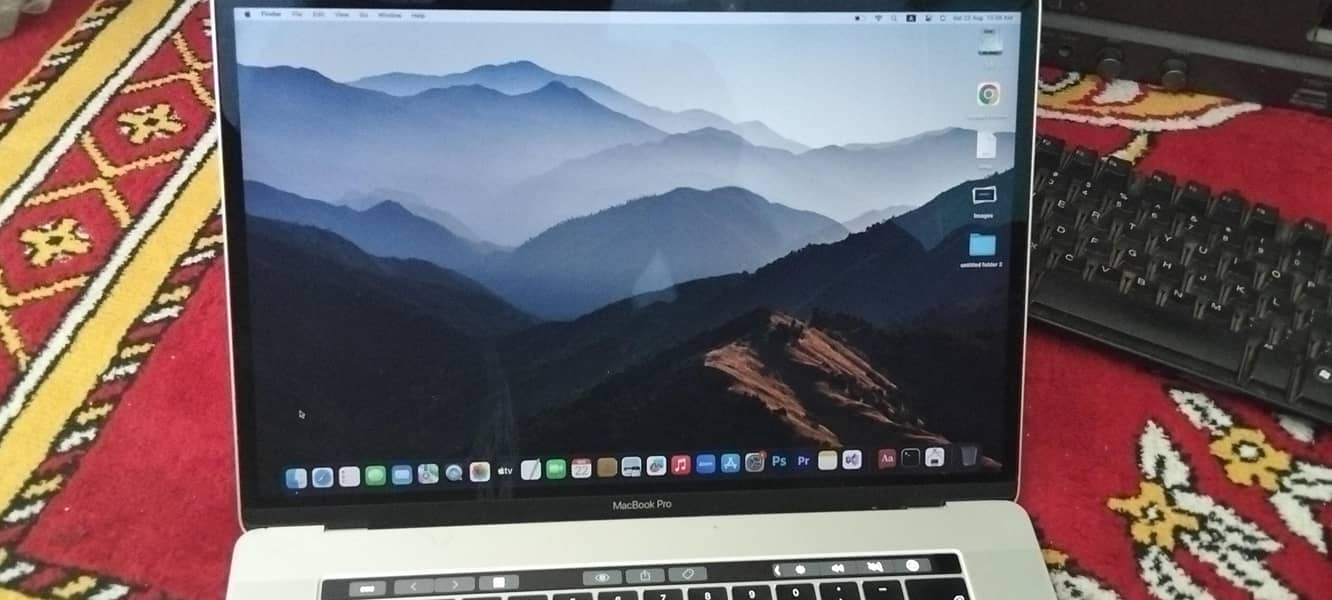 MacBook pro  liptop 3