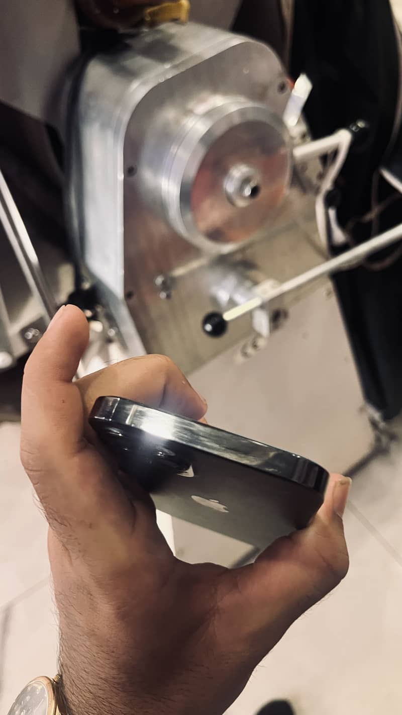 Apple iPhone 12 4