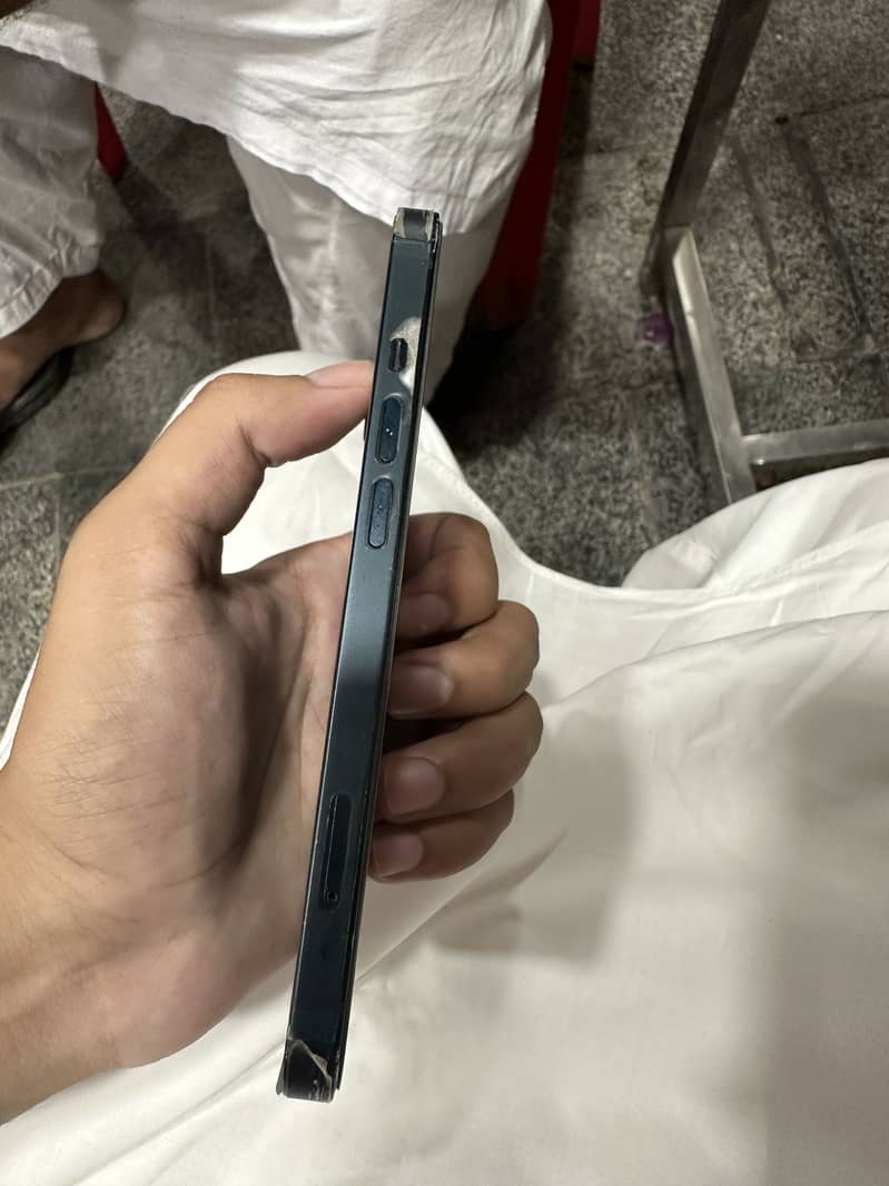 Apple iPhone 13 4