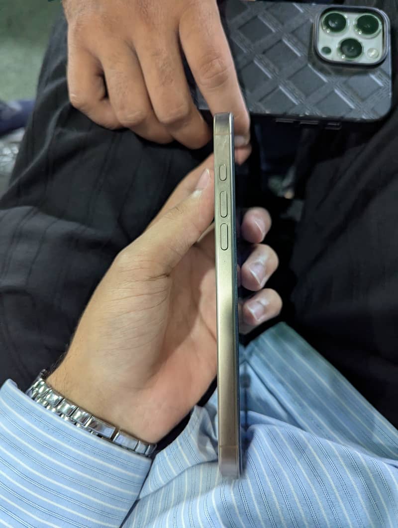 Apple iPhone 16 Pro Max 3