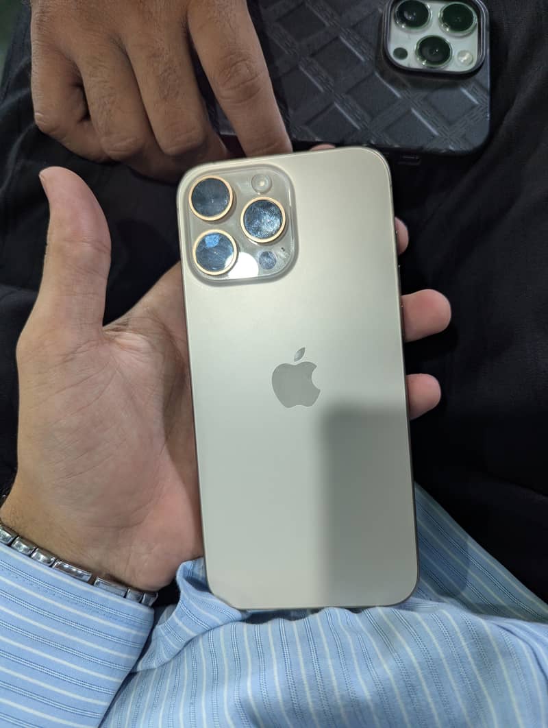 Apple iPhone 16 Pro Max 4