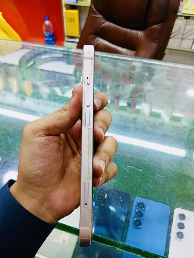 Apple iPhone 13 4