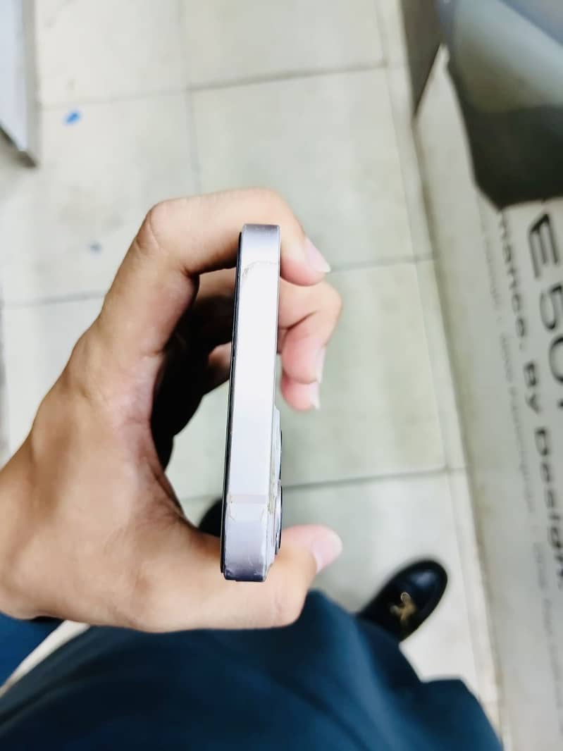 Apple iPhone 13 5