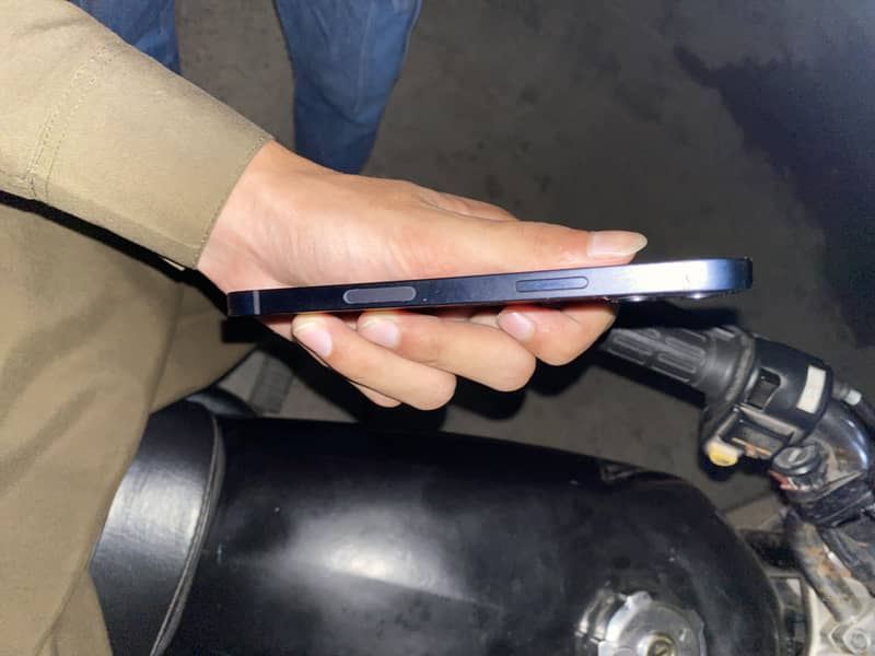 Apple iPhone 12 2